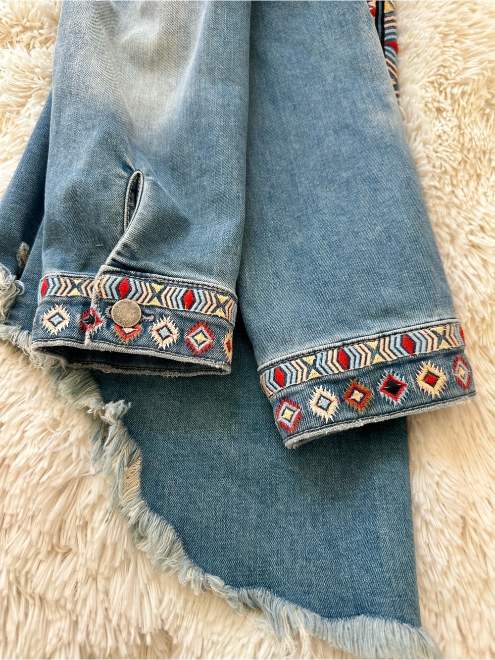 DRIFTWOOD Anne Women’s Blue Embroidered Denim Jacket Shirt Size: Medium - Picture 8 of 8